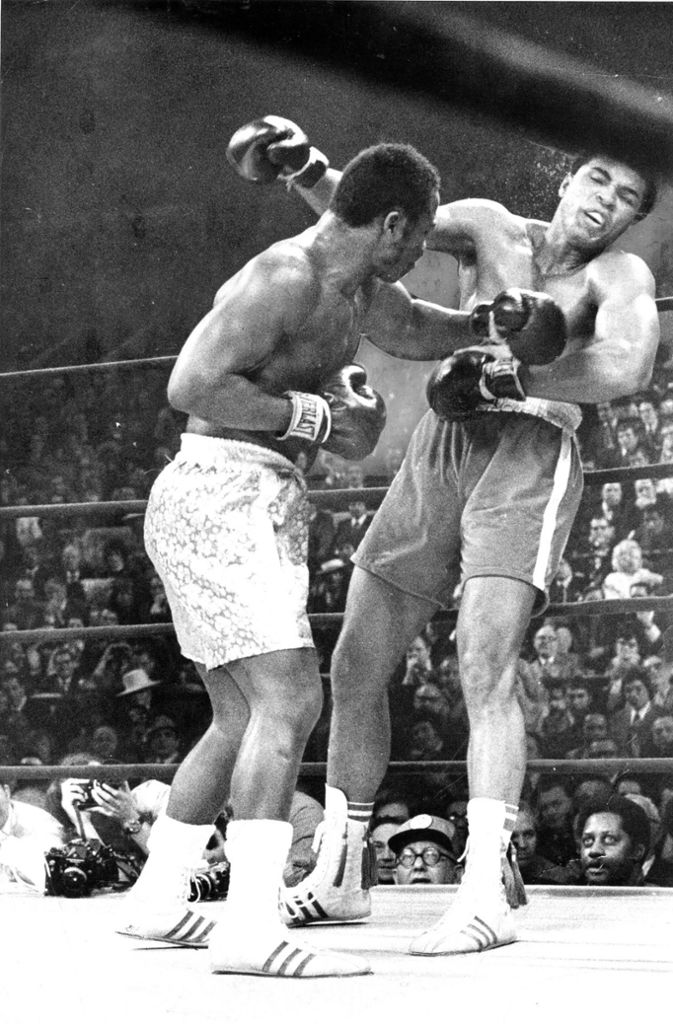 1971 wird Muhammad Ali im New Yorker Madison Square Garden von Joe Frazier bezwungen. Ali geht in der 15. Runde zu Boden und verliert nach Punkten.