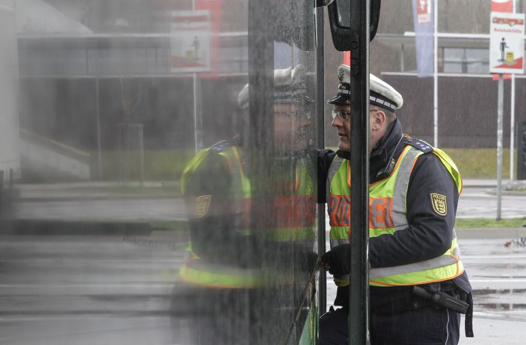Die Polizei kontrolliert Busfahrer (Symbolbild). Foto: factum/Bach