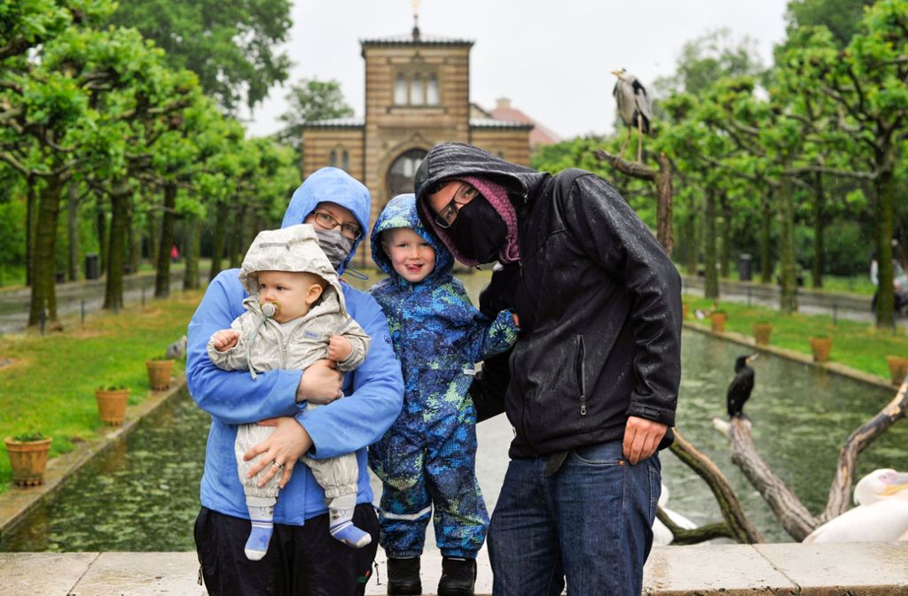 Michael und Elina Zurhost mit ihren Kindern Emil und Anton (3) lassen sich den Wilhelmabesuch vom regnerischen Wetter nicht vermiesen.
