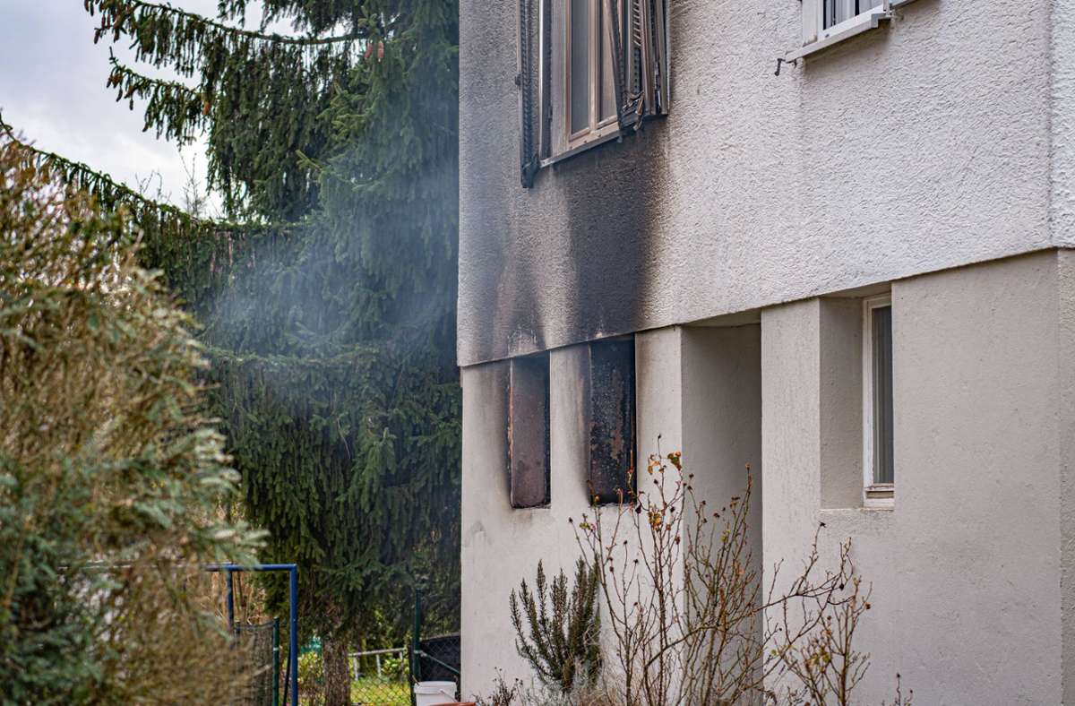 Als die Feuerwehr eintraf, kam aus mehreren Kellerfenstern Rauch.