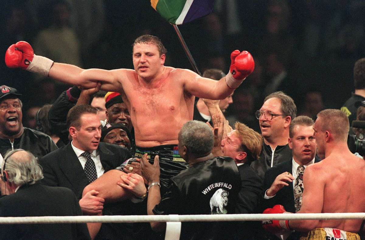 ... Noch bevor die Kampfrichter das Urteil verkünden, reckt Botha die Fäuste und lässt sich anschließend als Sieger feiern.