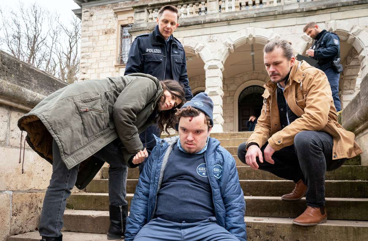 Kira Dorn (Nora Tschirner) am Tatort mit der Leiche Holger Wollbach (Manuel Ossenkopf), Lupo (Arndt Schwering-Sohnrey) und einem Polizeikollegen (Komparse).
