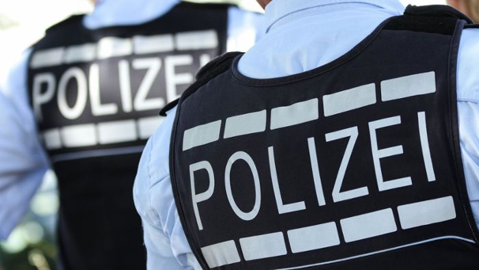 Exhibitionist onaniert auf offener Straße – Polizei sucht Zeugen