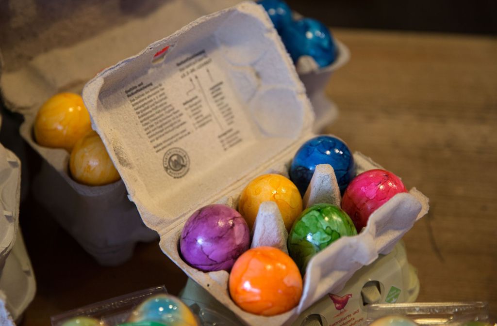 Es gibt Bioeier, Eier aus Freiland- und Bodenhaltung, weiße, braune, beige und auch gefärbte Eier.