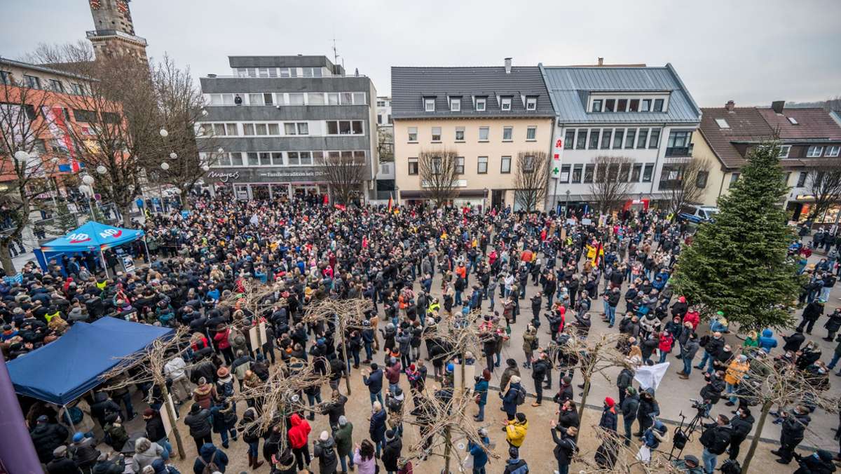  Die AfD lädt zu einer Kundgebung auf den Göppinger Schillerplatz. Rund 600 Impfgegner wollen Alice Weidel und andere Politiker sehen. 