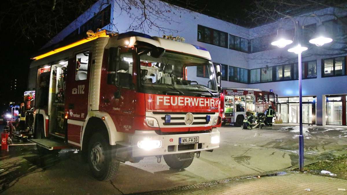  In der Nacht auf Donnerstag hat es an einer Realschule in Schorndorf gebrannt. Die Polizei hat schon eine Vermutung, wie es zu dem kleineren Feuer gekommen sein könnte. 