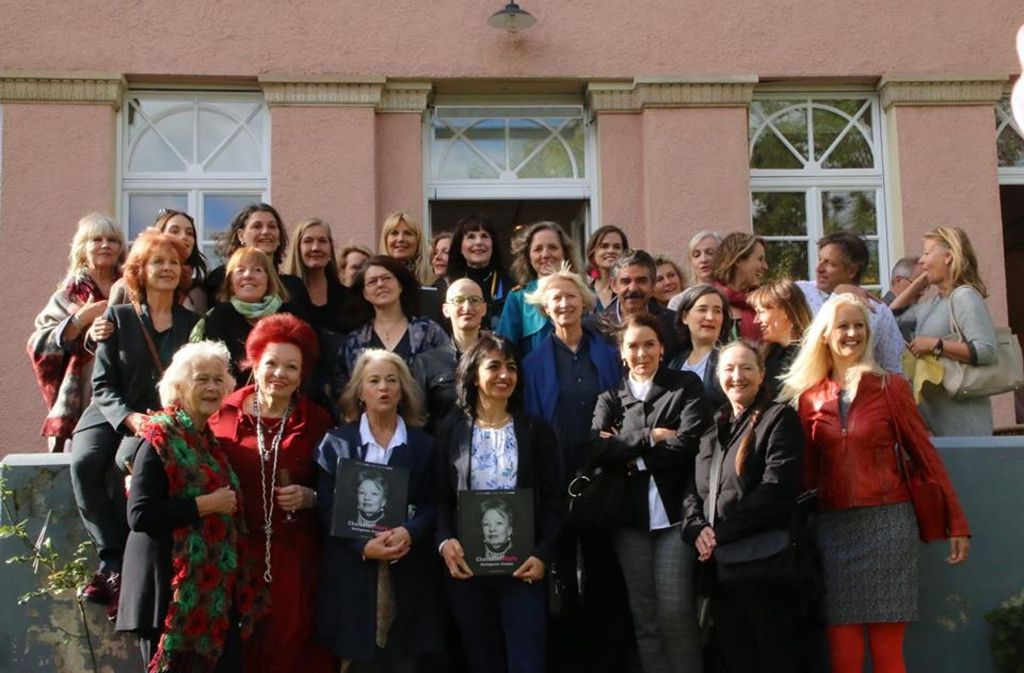 Gruppenbild der „Charakterfrauen“ mit den Autoren auf der Treppe der Galerie Valentien.
