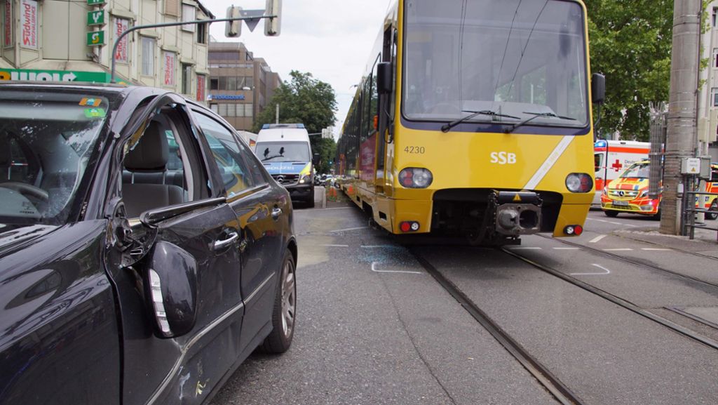 Unfall in Bad Cannstatt: Mercedes streift Stadtbahn – Autofahrer verletzt