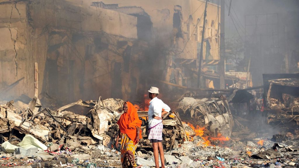  Es sind Bilder wie aus einem Kriegsgebiet. Der Anschlag in Somalias Hauptstadt Mogadischu hat Hunderte Menschen getötet und verletzt, etliche Gebäude zerstört. Noch immer hat keiner die Tat für sich reklamiert - doch die Regierung hat eine Vermutung. 