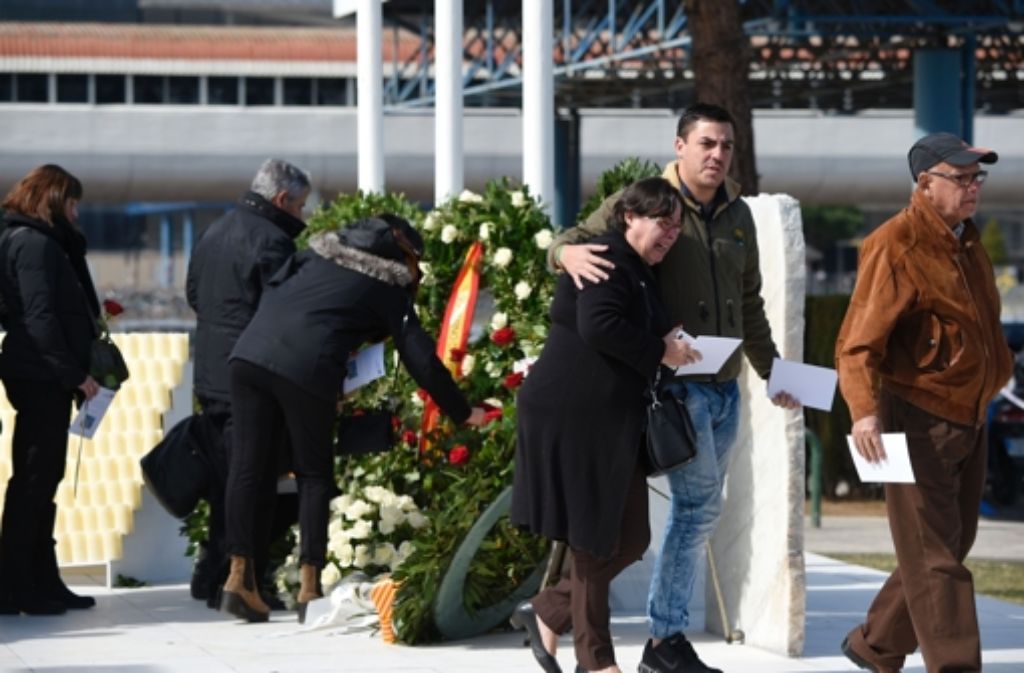 Schon ein Tag vor dem Jahrestag des Germanwings-Absturzes wurde am Flughafen von Barcelona der Opfer gedacht. Foto: AFP
