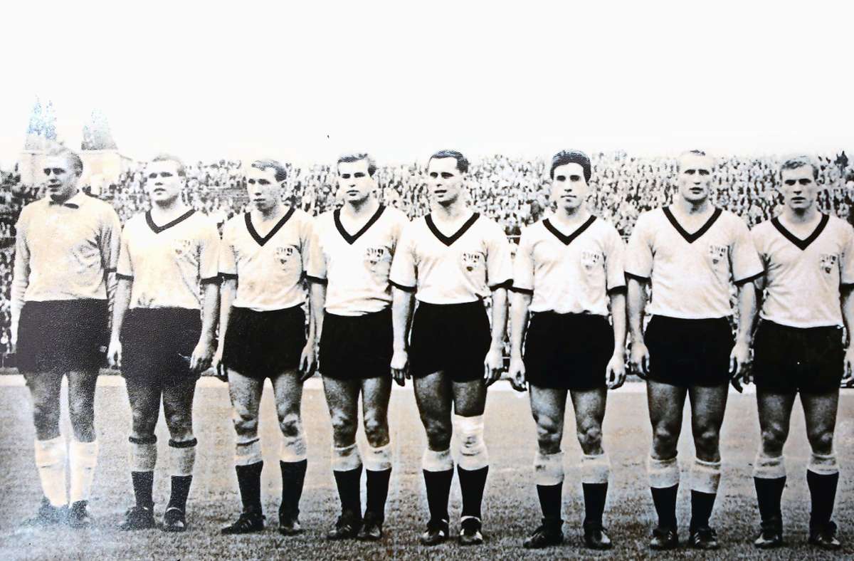 Die Mannschaft, die im August 1963 das erste Heimspiel des VfB in der neu gegründeten Bundesliga absolvierte. Gegen Hertha BSC gelang Sawitzki, Erwin Waldner, Rolf Geiger und Co ein 2:0-Sieg.