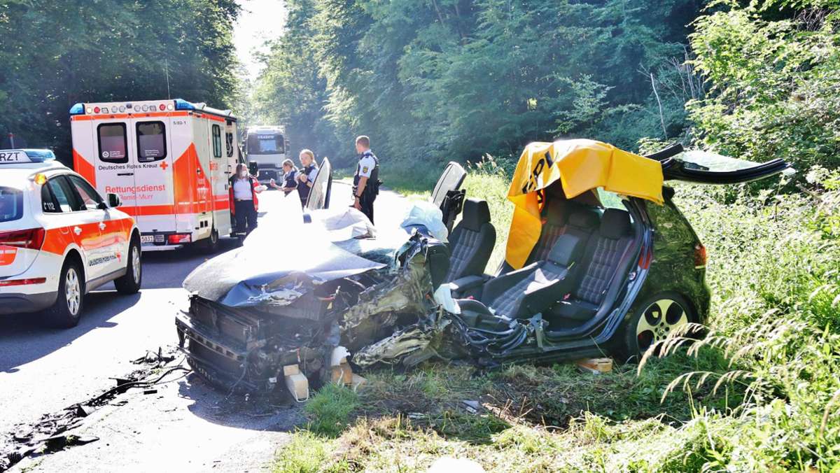 Schwerer Unfall in Schorndorf: Landesstraße nach Frontalcrash gesperrt
