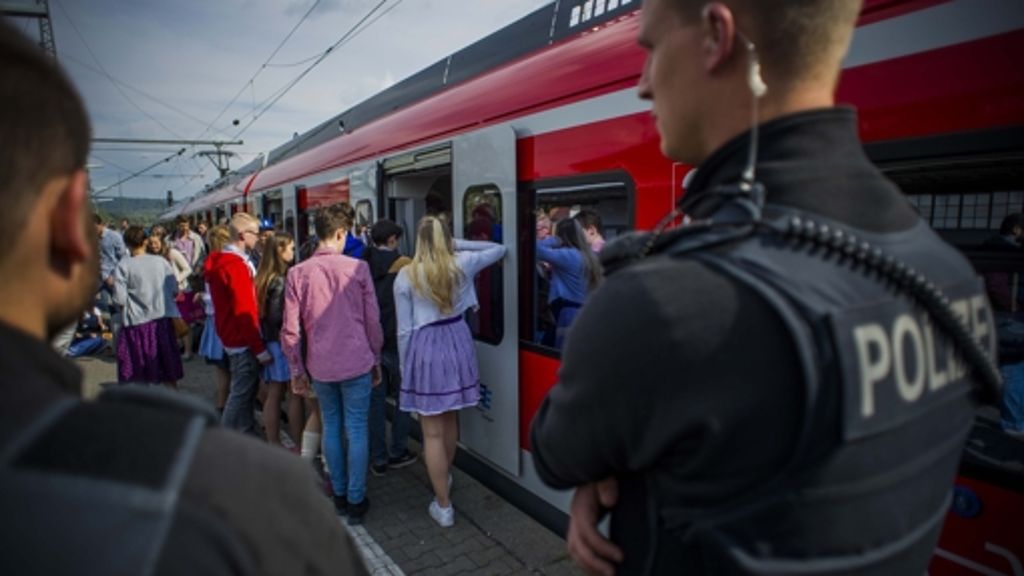 S-Bahn   vorm Hauptbahnhof gestoppt: Zug bleibt liegen, Fahrgäste steigen aus