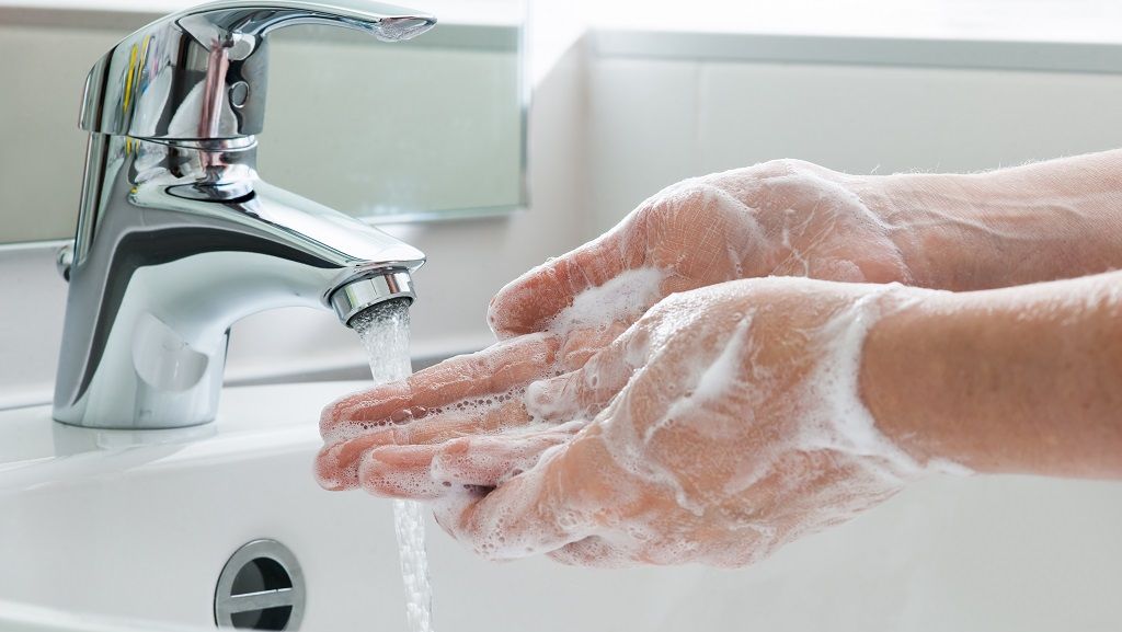 Jeden Tag kommen unsere Hände mit Oberflächen in Kontakt, auf denen sich Krankheitserreger befinden können. Regelmäßiges und richtiges Händewaschen hilft, eine Ansteckung zu verhindern.