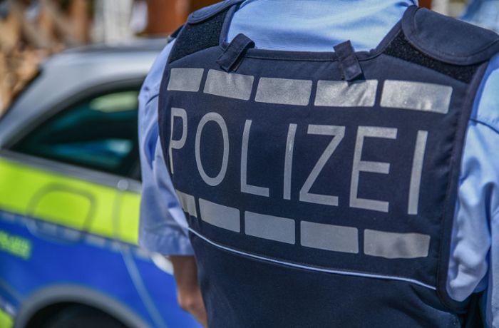 Unfall in Esslingen: Auto stößt mit Motorroller zusammen – Zeugenaufruf