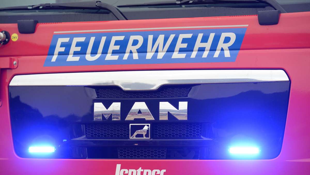 Aichwald: Motorraum fängt Feuer