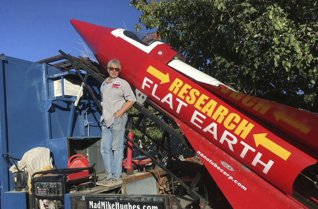 Der Amerikaner Mike Hughes neben seiner selbstgebauten Rakete, mit der er sich in die Luft schießen will. Foto: Waldo Stakes/AP