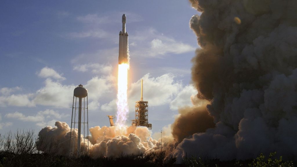 Falcon Heavy: SpaceX bringt erstmals Riesenrakete ins All