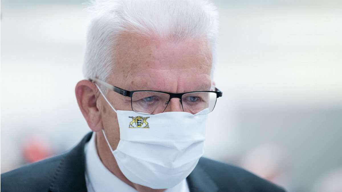 Maskenpflicht im ÖPNV: Winfried Kretschmann macht Durchsagen in der S-Bahn