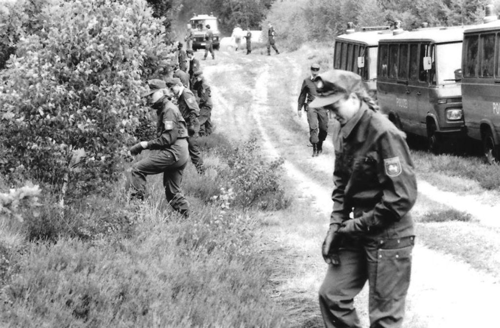 Mit Hundertschaften durchkämmten Beamte im Juli 1989 den Wald bei Göhrde. Er galt als Erholungsort, nach den Morden nannte man ihn „Totenwald“.