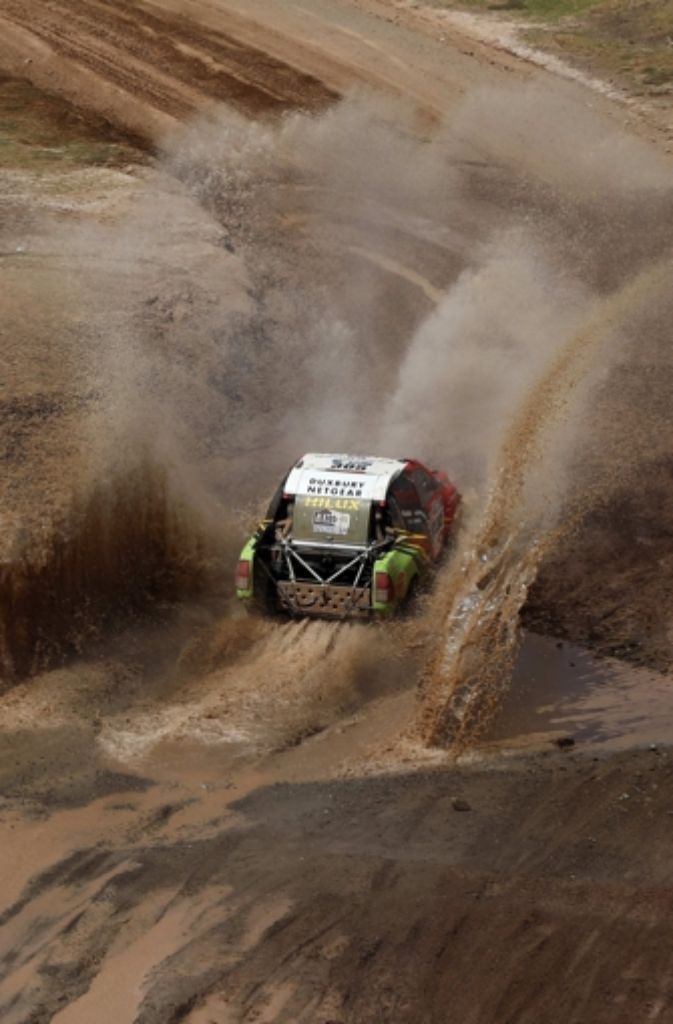 Keine Angst vor Wasser und Schmutz: der Toyota-Fahrer Yazeed Alrajhi (Saudi-Arabien) und sein Co-Pilot Timo Gottschalk (Deutschland) unweit Uyuni in Bolivien.