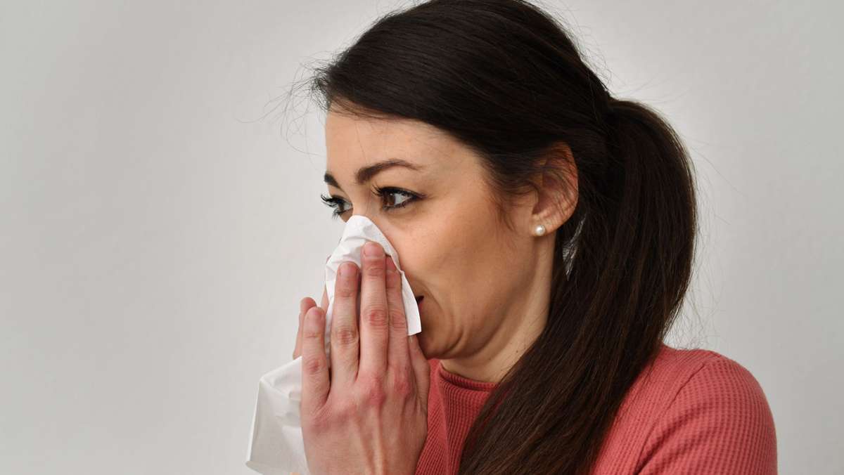  Die Erkältungen nehmen wieder zu. Viele fragen sich, ob sie sich trotz einer Erkältung impfen lassen können. Wie ist das mit Fieber? Wir erklären, worauf Sie achten sollten. 