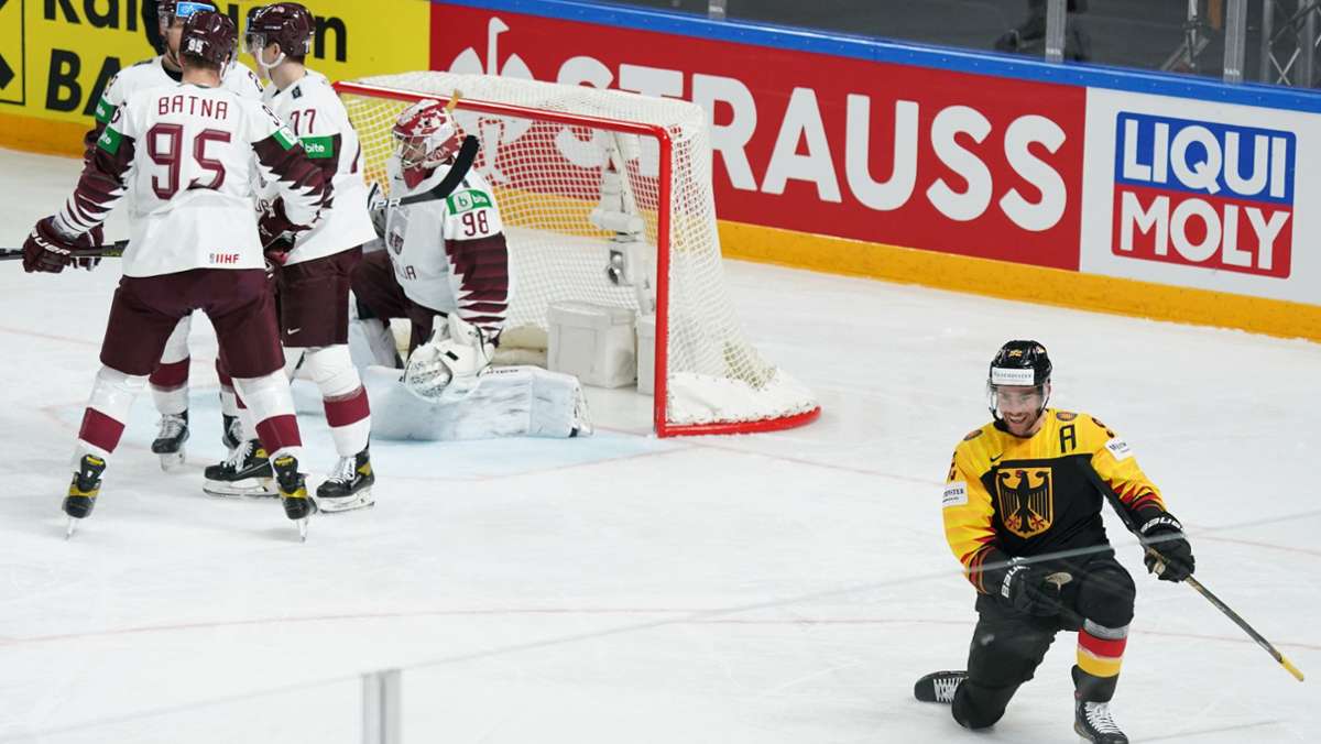  Die deutsche Eishockey-Nationalmannschaft hat bei der WM in Riga das Viertelfinale erreicht. Das Team von Bundestrainer Toni Söderholm besiegte im entscheidenden letzten Vorrundenspiel Gastgeber Lettland mit 2:1. 