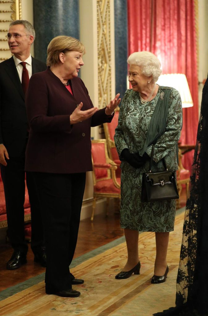 Bundeskanzlerin Angela Merkel (links) im Gespräch mit Queen Elizabeth II.