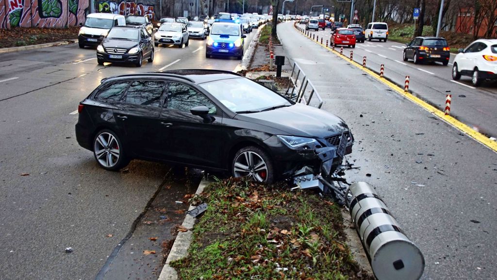 Spektakulärer Unfall in Stuttgart: Auto zerstört Blitzer in der Cannstatter Straße