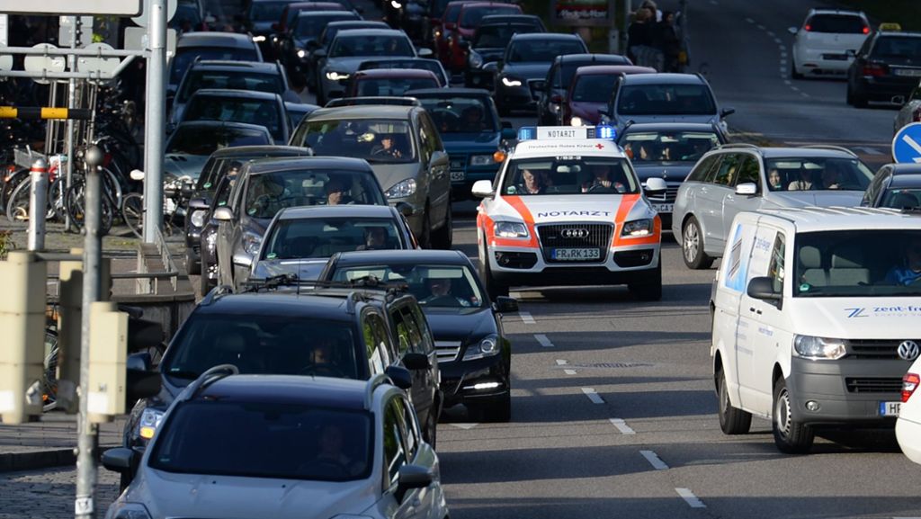 Polizeibericht aus Leonberg: Dreister Motorradfahrer fährt in Rettungsgasse