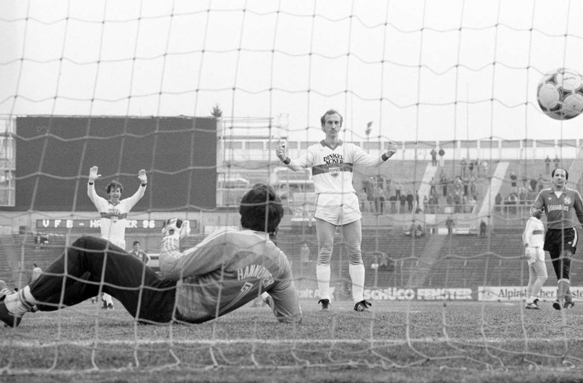 Die meisten Elfmeter in einem Spiel: Michael Nushöhr trifft 1986 beim 7:0 gegen Hannover 96 gleich dreimal vom Punkt. „Beim letzten Elfmeter wusste ich schon gar nicht mehr, wohin ich schießen sollte“, erinnert sich der Rekordhalter.