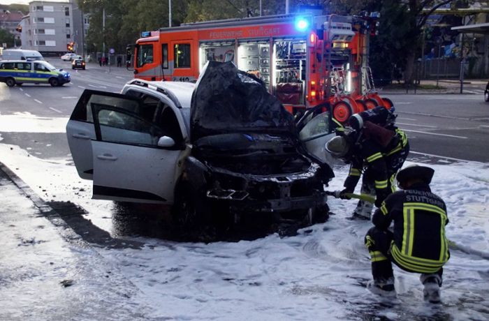Fahrzeugbrand in Stuttgart-Ost: Technischer Defekt lässt Auto in Flammen aufgehen