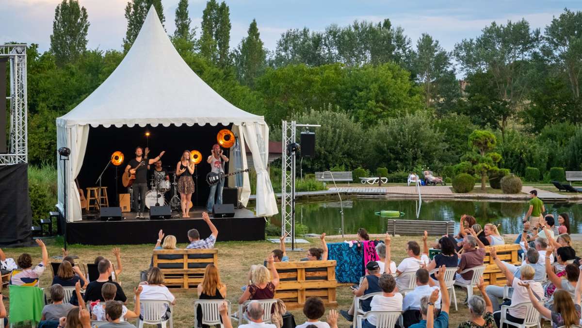  Die Organisatoren der Open-Air-Reihe „Kultur im Freien“ bauen ihre Bühne nach dem Gastspiel in Ehningen jetzt in Nebringen auf. Am 22. Juli geht es los am Naturbadesee. 