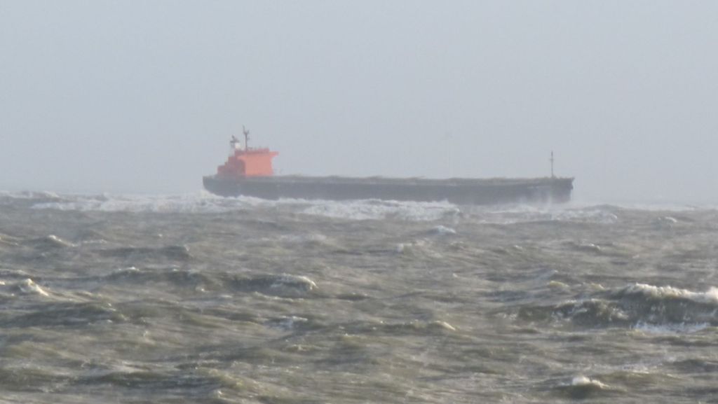 Nach Sturm Herwart: Frachter „Glory Amsterdam“ vor Langeoog auf Grund gelaufen