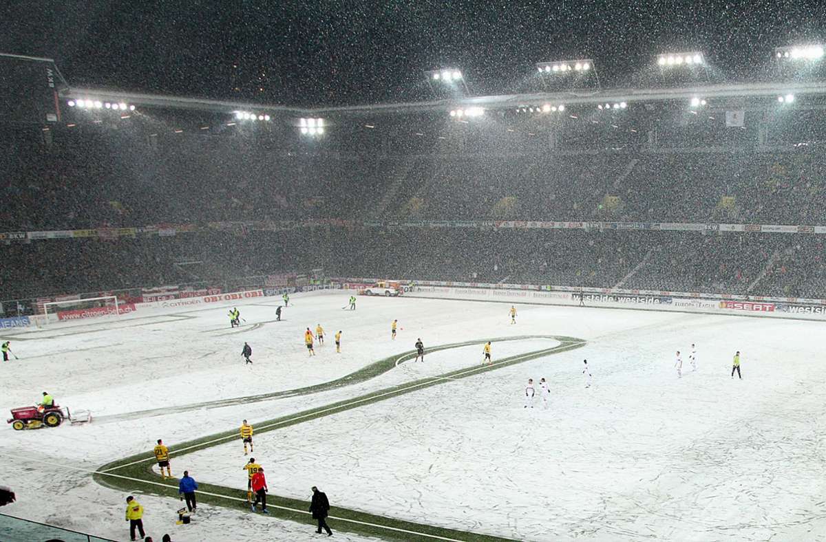 Starker Schneefall sorgte für ein weißes Spielfeld in Bern.
