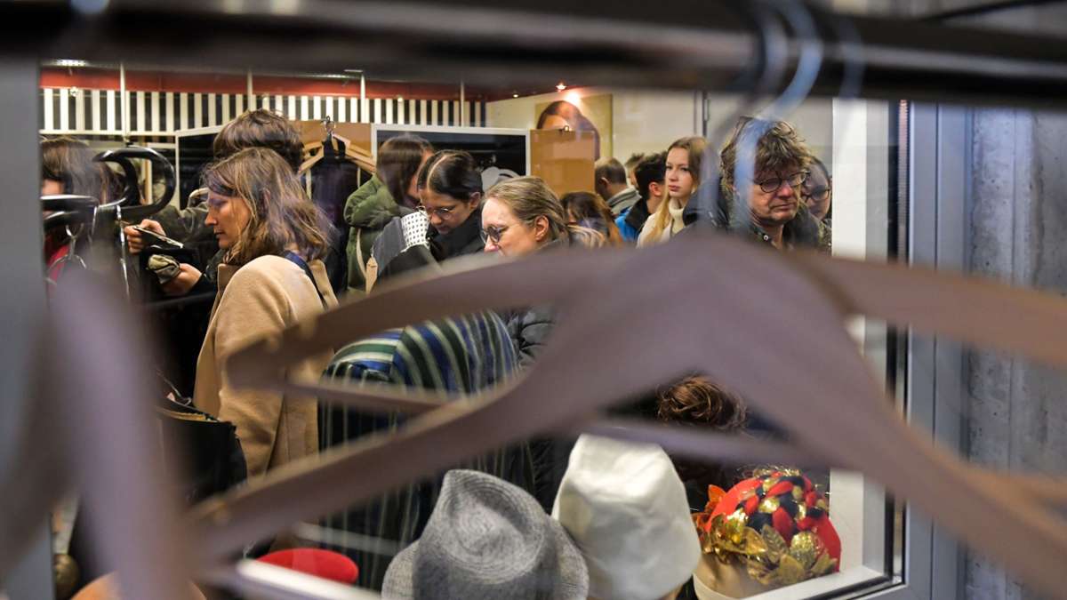 Kostümverkauf in  Stuttgart: Staatstheater entrümpeln die Kleiderkammern