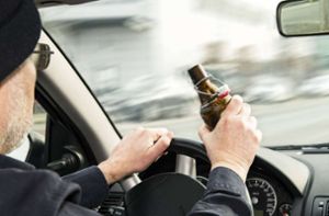 Stark betrunkener Autofahrer verursacht Unfall auf Rastplatz