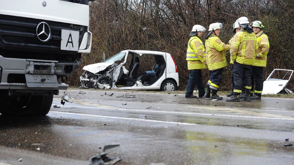 Unfall auf der B 465: Kleinwagen prallt bei Dettingen frontal auf Laster