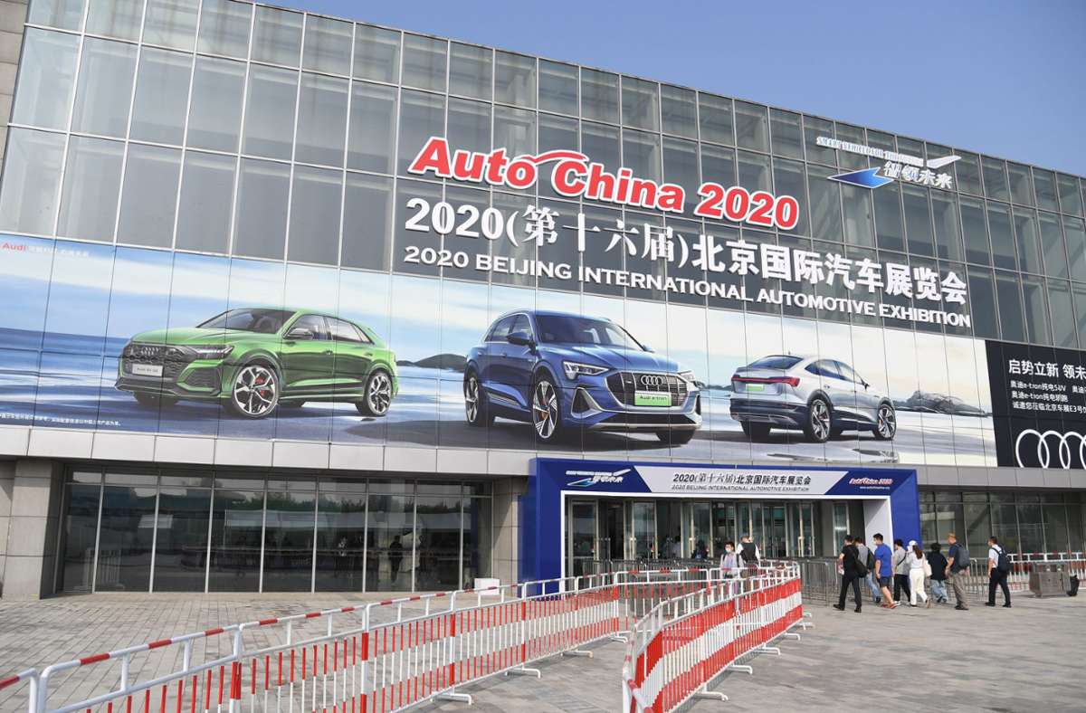 Messebesucher treffen am Messegelände zur Internationalen Automesse, der Auto China 2020, ein.