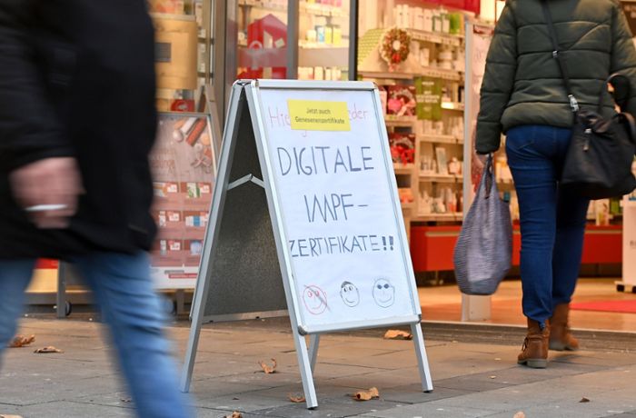 Run auf  die Apotheken in Stuttgart wegen digitaler  Impfzertifikate
