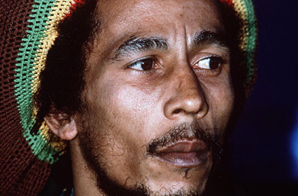 Marleys Musik ist mit der Rastafari-Religion verbunden, die sich auf die Bibel beruft und auf eine Rückkehr der Schwarzen nach Afrika hofft. Im November 1980 tritt er zum Rastafari-Glauben über. Bob Marleys Botschaft polarisiert: 1976 überleben er, seine Frau und sein Manager verletzt einen Mordanschlag in Jamaika. Der Hintergrund wird nie aufgeklärt.
