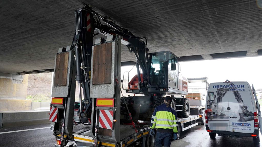 Kurioser Unfall in Stuttgart-Wangen: Tieflader bleibt mit Bagger unter Brücke auf der B10 hängen