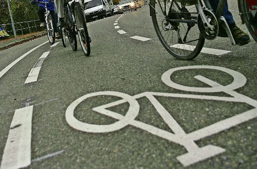 Ein Fahrradschutzstreifen ist mit einer gestrichelten Linie von der Fahrbahn abgetrennt. Foto: Achim Zweygarth