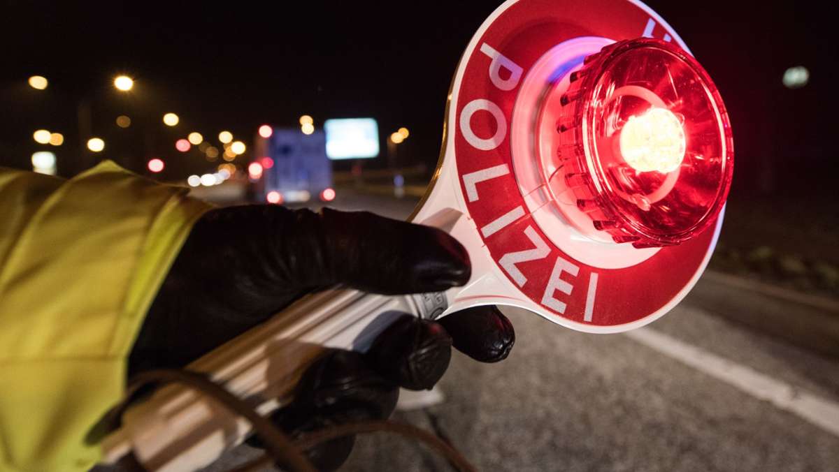 Polizeikontrolle in Wernau: Autofahrer rast vor Beamten davon – Zahlreiche Gesetzesverstöße