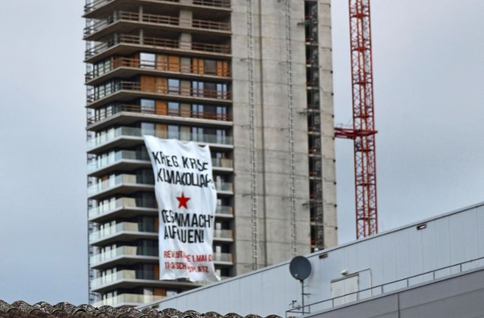 Aktivisten hissen Banner in schwindelnder Höhe