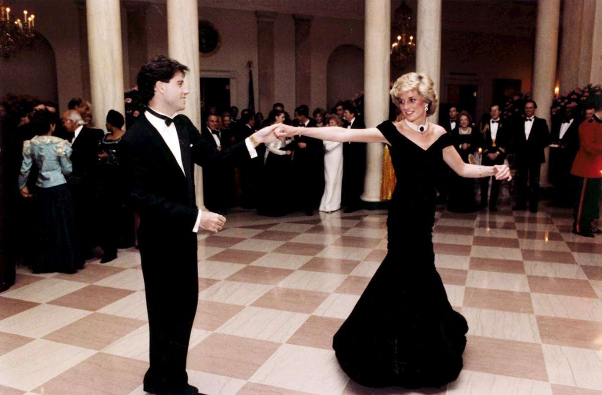 1985: Das „Travolta-Kleid“! In einem mitternachtsblauen Samtkleid von Victor Edelstein wirbelte Diana bei einem Staatsbankett im Weißen Haus mit John Travolta übers Tanzparkett. Die spektakuläre Abendrobe wurde mehrmals versteigert – 2013 erlöste sie 240.000 Pfund.