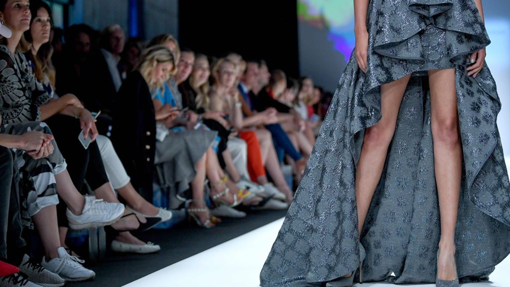  Fließende und verspielte Stoffe für die Frauen, Muster und große Lässigkeit für die Männer: Der deutsche Designer Guido Maria Kretschmer präsentiert zum Start der Fashion Week in Berlin seine Mode. 