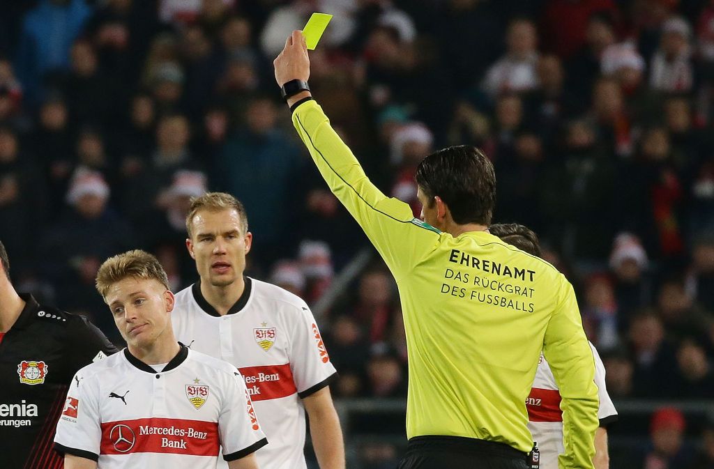 Das Foul von Santiago Ascacibar vom VfB Stuttgart ist Gegenstand der Diskussionen in der Presselandschaft. Foto: Pressefoto Baumann