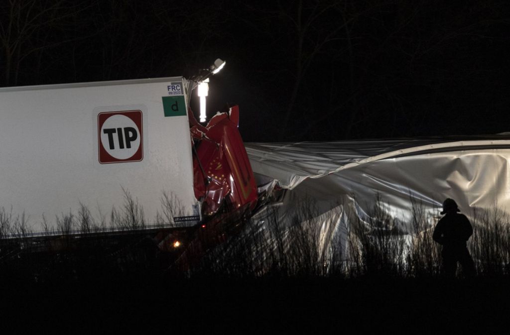 Nach Angaben der Polizei befanden sich zehn Lkw-Fahrer im Waggon hinter der Lok, von denen drei verletzt seien.