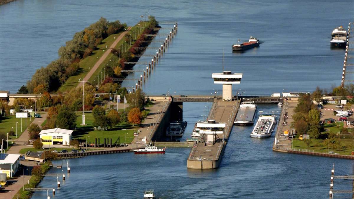  Am Rhein verzögert sich der Ausbau der Schleusen und Polder bis mindestens 2038. Ein Grund: es gibt nicht genügend Planer und Ingenieure auf dem Markt. Auch die Kosten sind enorm gestiegen. 